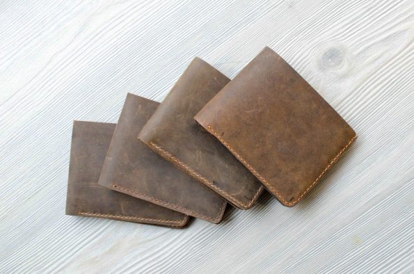 Ví da bò thật thường có vết lồi lõm không bằng phẳng